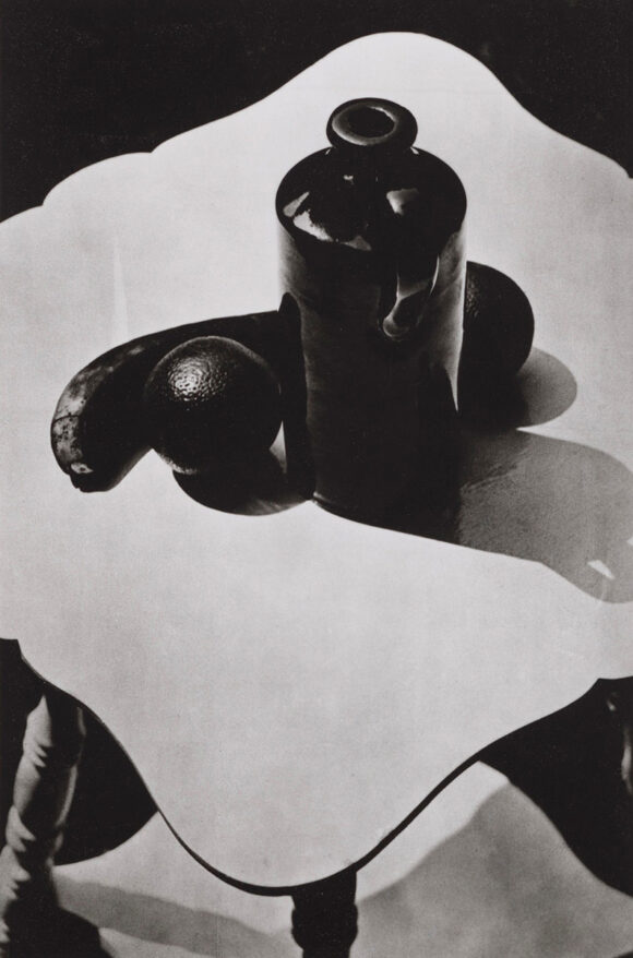 Paul Strand, Pot et fruit, Connecticut / © BnF - Département des Estampes et de la photographie © Aperture Foundation, Inc., Paul Strand Archive