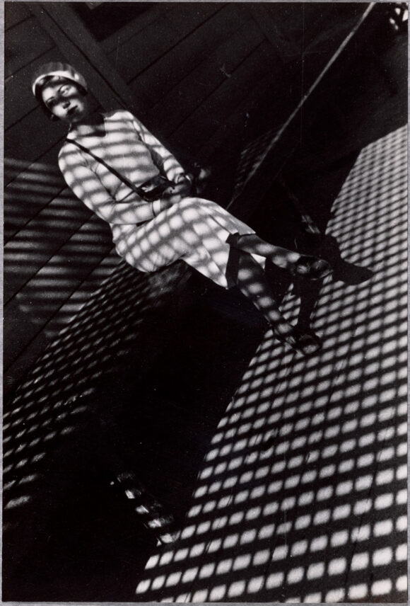Alexandre Rodtchenko, Jeune fille au Leica / © BnF - Département des Estampes et de la photographie © Adagp, Paris, [2020]