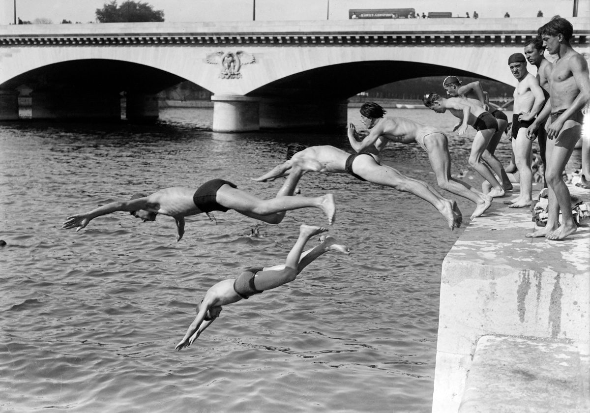 1EK8ZG Des personnes plongent dans la Seine près du Pont d’Iéna, en juin à Paris, lors d’une vague de chaleur au début de l’été 1946