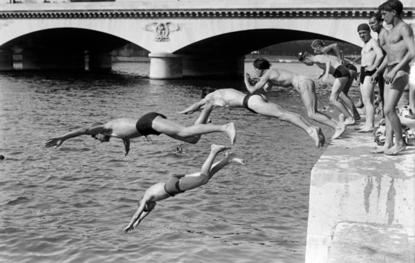 1EK8ZG Des personnes plongent dans la Seine près du Pont d’Iéna, en juin à Paris, lors d’une vague de chaleur au début de l’été 1946