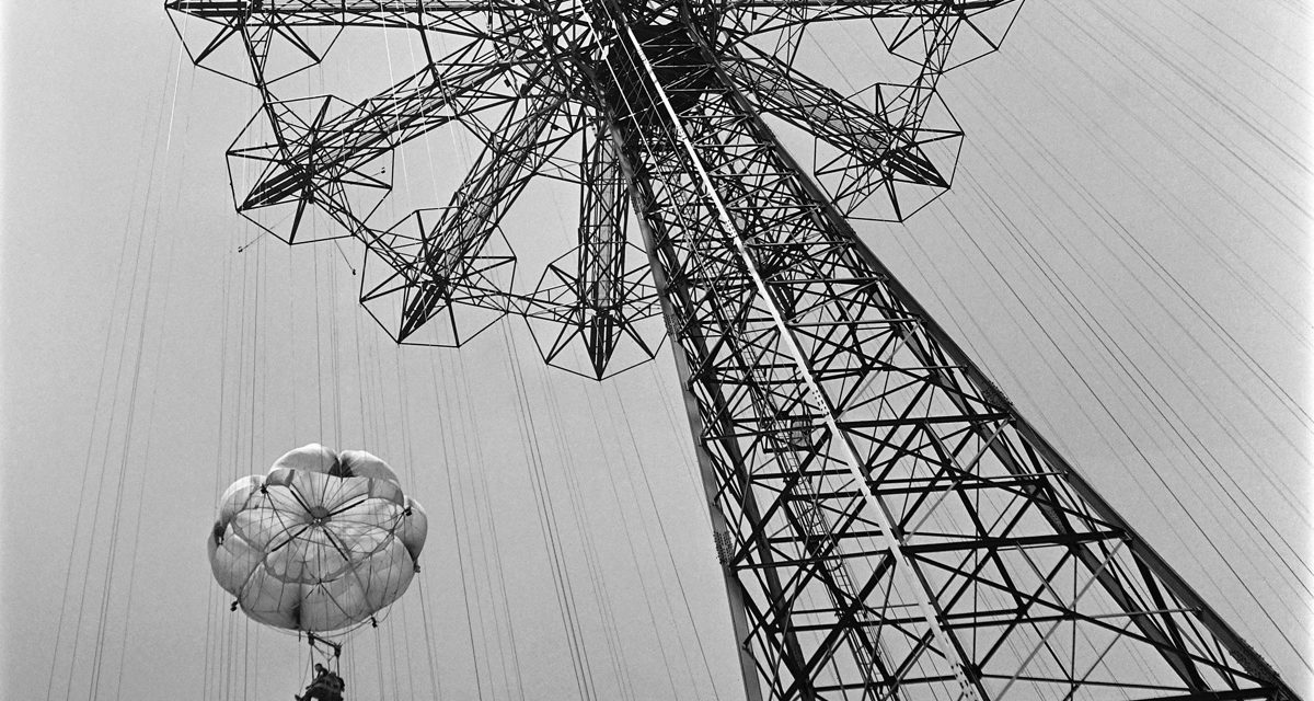 1JG4OW-ÉRIC-SCHWAB-Deux-touristes-dans-l’attraction-Parachute-Jump-du-Steeplechase-Park-à-Coney-Island-Beach,-à-New-York-un-samedi-de-juin-1946-cropped