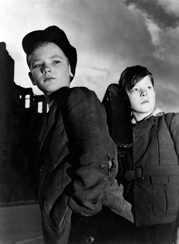 Jean Manzon Deux jeunes berlinois dans la ville en ruines pendant le blocus, en décembre 1948. © AFP.