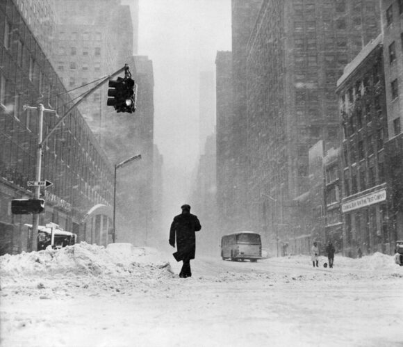 RP3828802 Un promeneur dans les rues de New York recouvertes de neige, le 6 février 1961