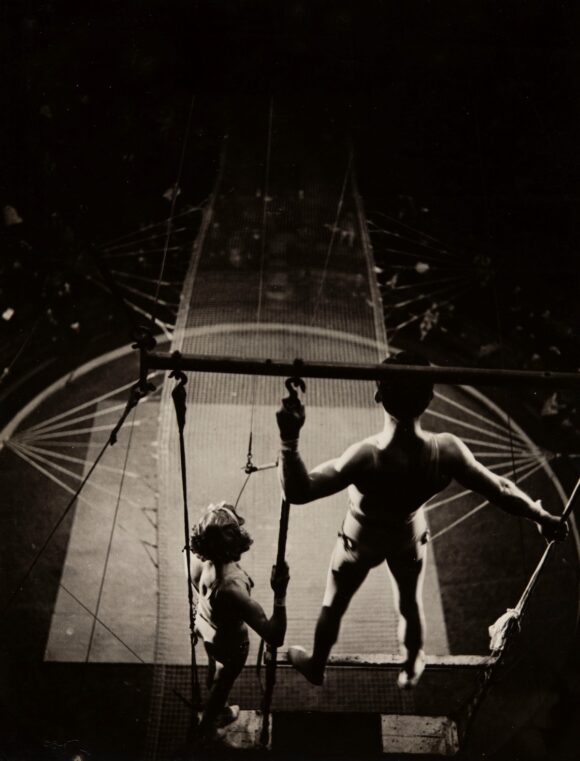 Cirque Bouglione, deux artistes sur le trapèze, vers 1936 © Gaston Paris/BHVP/Agence Roger-Viollet