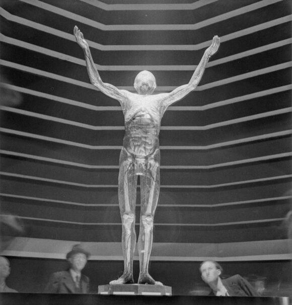 « L’homme de verre », Exposition universelle de 1937, Paris © Gaston Paris/BHVP/Agence Roger-Viollet