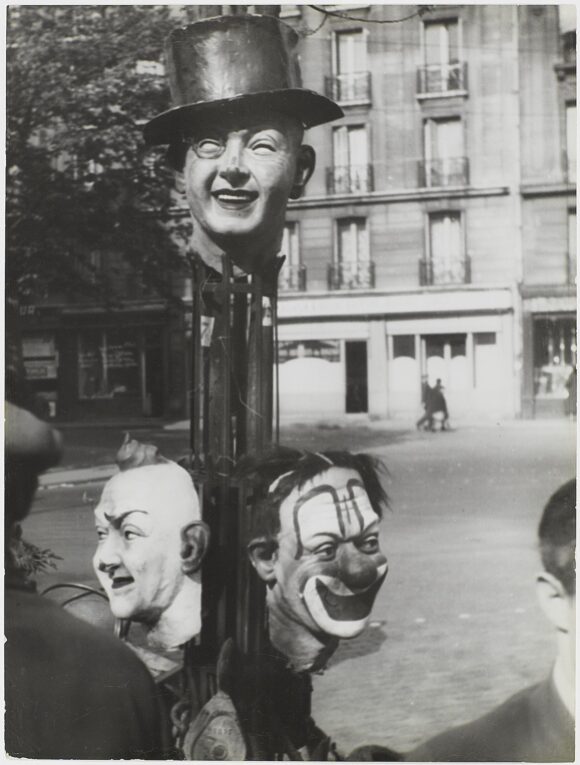 Les trois masques, vers 1932 © Gaston Paris / Agence Roger-Viollet