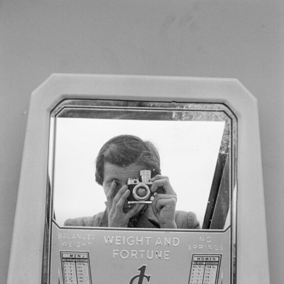 © Vivian Maier / Estate of Vivian Maier, Courtesy of Maloof Collection and Howard Greenberg Gallery, NY