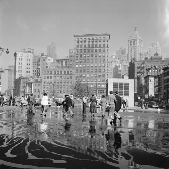 © Vivian Maier / Estate of Vivian Maier, Courtesy of Maloof Collection and Howard Greenberg Gallery, NY