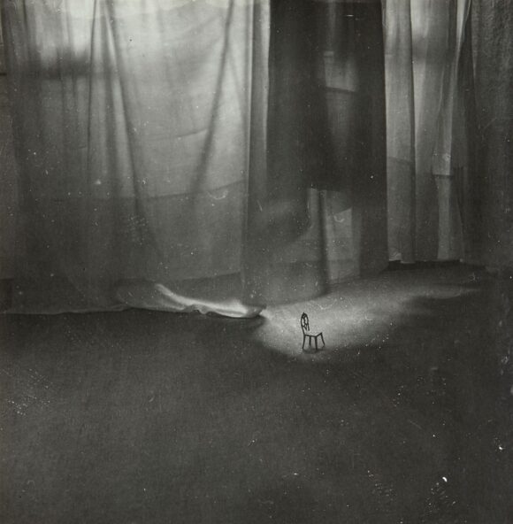 Compositions avec chaise miniature et rideau / Dora Maar