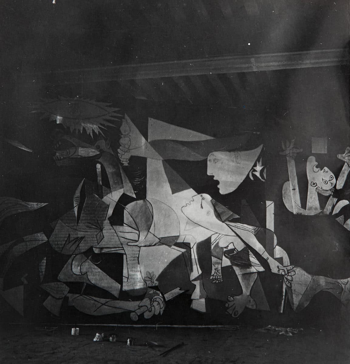Guernica en cours de réalisation dans l’atelier de la rue des Grands Augustins / Dora Maar