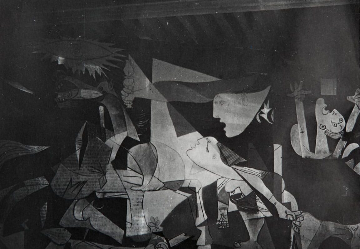 Guernica en cours de réalisation dans l’atelier de la rue des Grands Augustins / Dora Maar