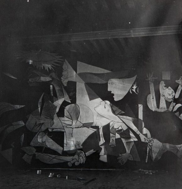 Guernica en cours de réalisation dans l’atelier de la rue des Grands Augustins / Dora Maar