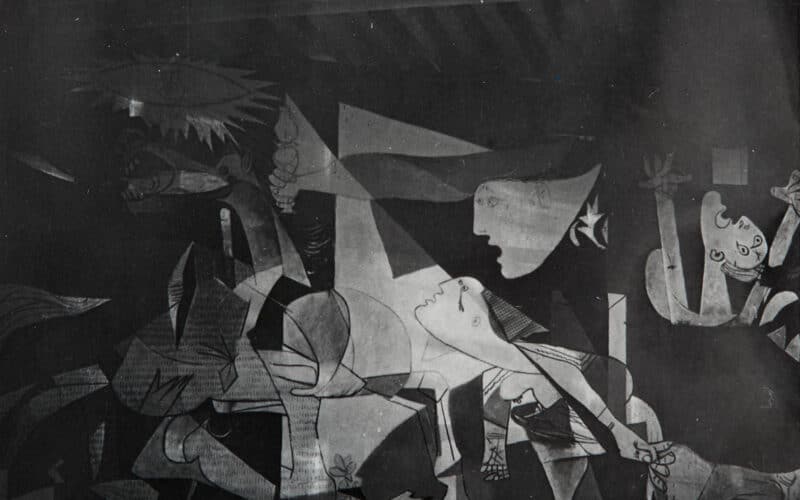 Guernica en cours de réalisation dans l’atelier de la rue des Grands Augustins / Dora Maar