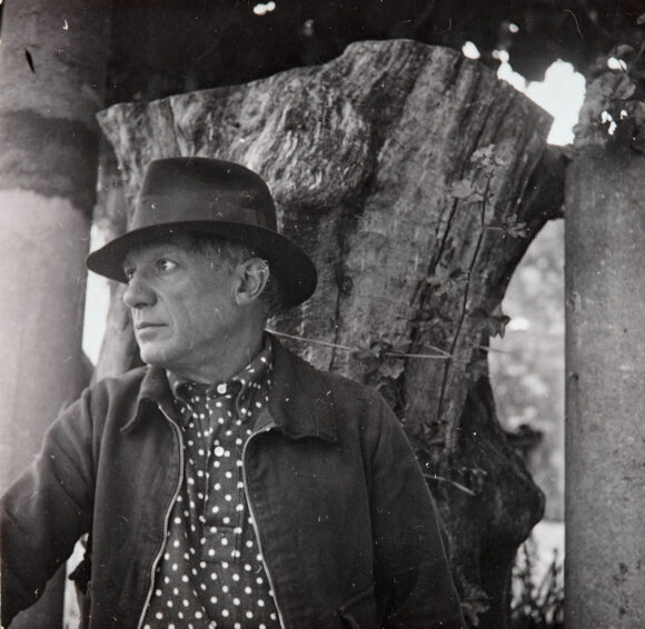 Pablo Picasso dans un fauteuil en tronc d’olivier / Dora Maar