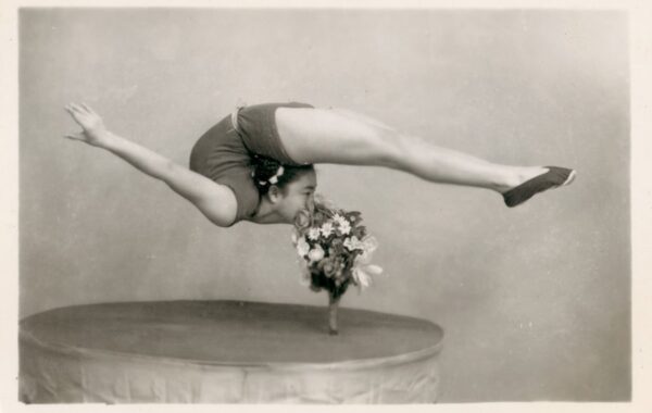 Huang Shuying, acrobate chinoise, tirage d'époque