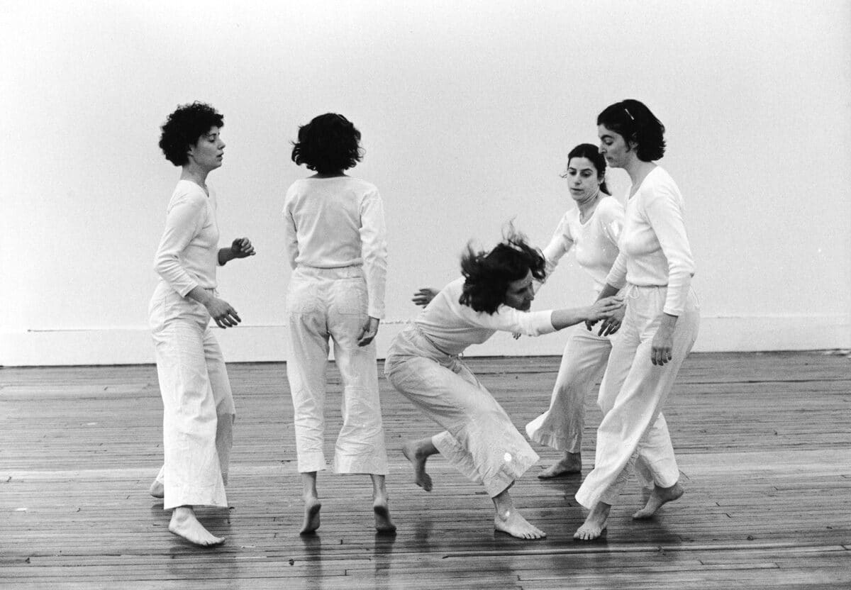 Trisha Brown répète « Line-up » dans son loft de Broadway avec, de gauche à droite, Wendy Perron, Judith Ragir, Trisha Brown, Mon Sulzman et Elizabeth Garren, 1977