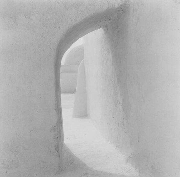 Jellel Gasteli, Sans titre n°3, de la série Série blanche, 1989, FNAC 980757, Centre national des arts plastiques, droits réservés/Cnap © Courtesy de l’artiste
