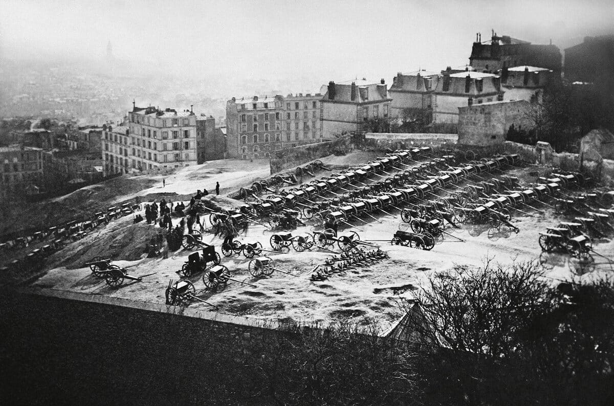Paris, 18 mars 1871. Parc d’artillerie de la butte Montmartre. L’ordre de saisir ces pièces d’artillerie pour défendre Paris fut à l’origine de l’insurrection de la Commune.