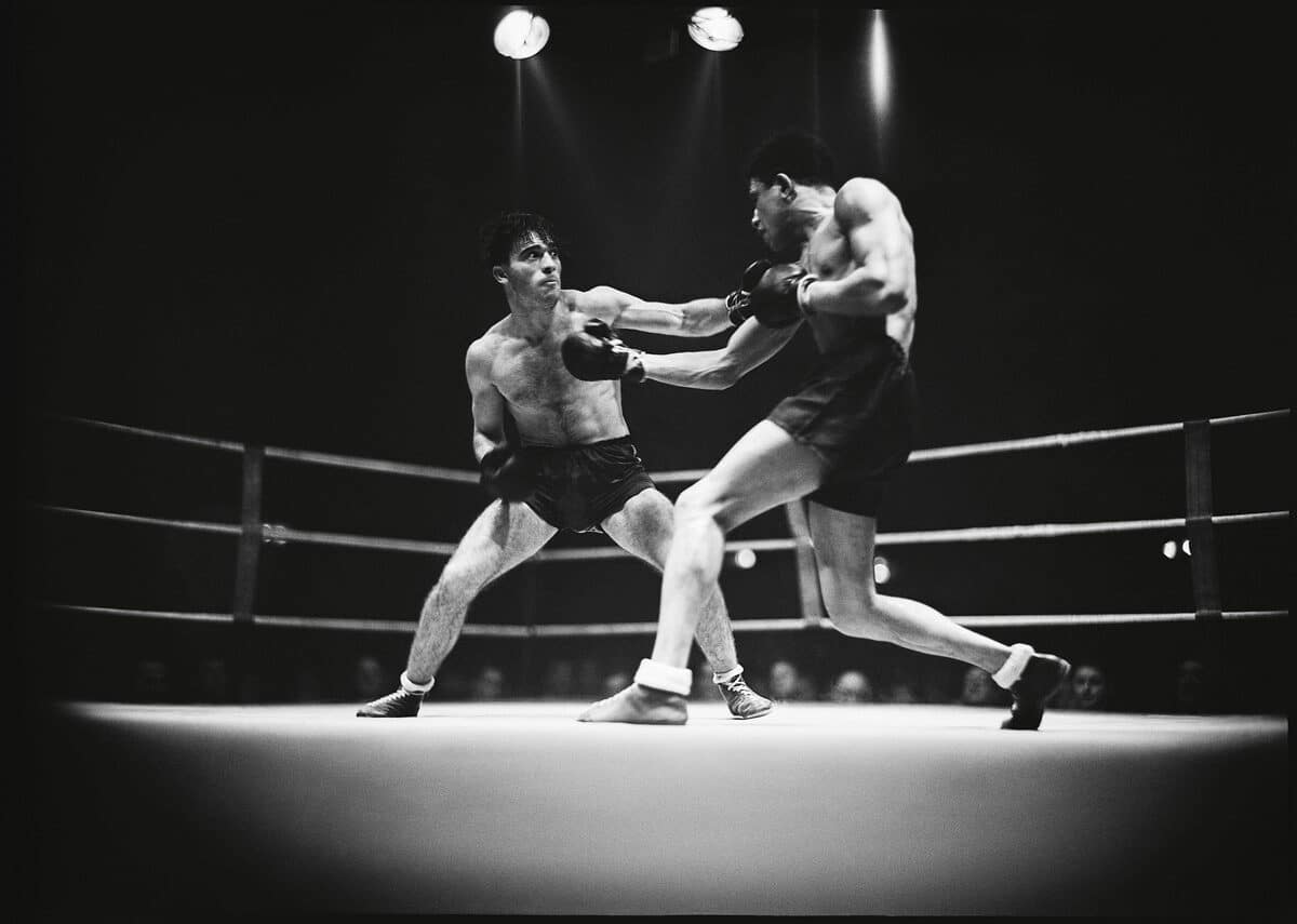 Paris, 30 novembre 1945. Combat comptant pour le Championnat de France des poids moyens entre Marcel Cerdan (G) et Assan Diouf (D).