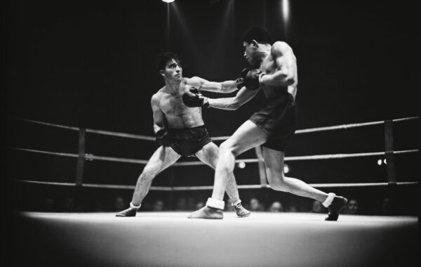 Paris, 30 novembre 1945. Combat comptant pour le Championnat de France des poids moyens entre Marcel Cerdan (G) et Assan Diouf (D).