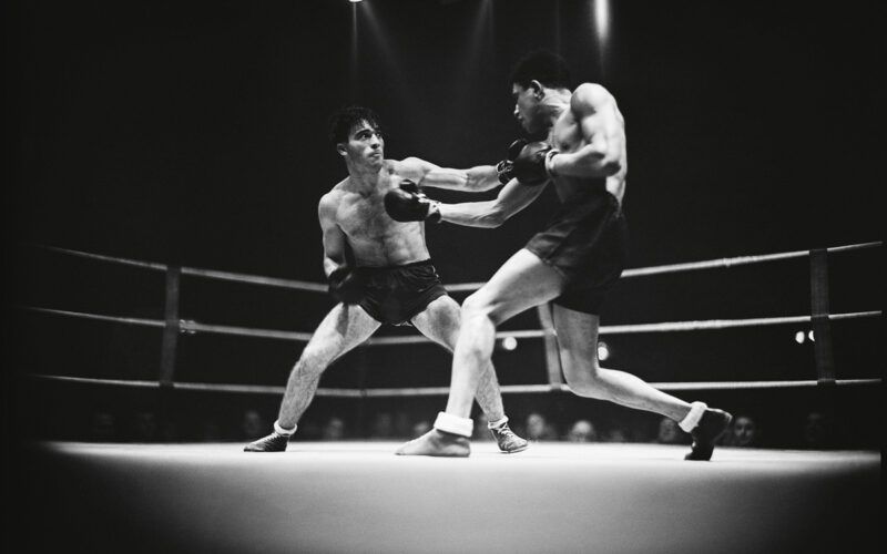 Paris, 30 novembre 1945. Combat comptant pour le Championnat de France des poids moyens entre Marcel Cerdan (G) et Assan Diouf (D).