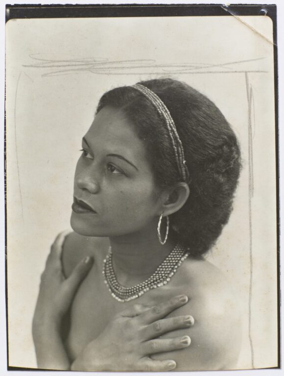 Adrienne Fidelin, vers 1938 -1940 © Man Ray, coll. MNAM Centre Pompidou, AM 1994 -394 (1539)