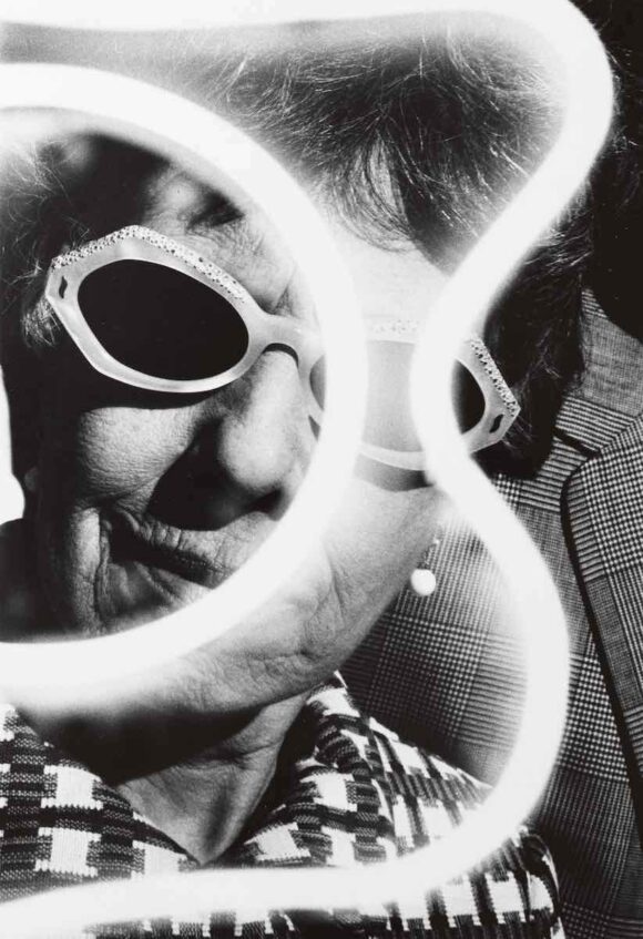 Neon Series, Chicago, 1969 © Barbara Crane