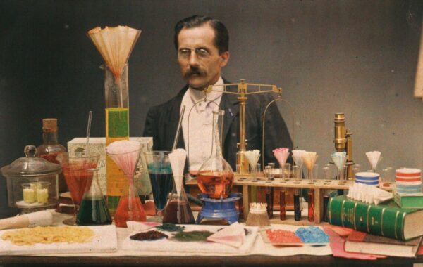22_AUT_COMM_Anonyme_Portrait-de-Jean-Paris_laboratoire_vers-1907_©-Collection-AN