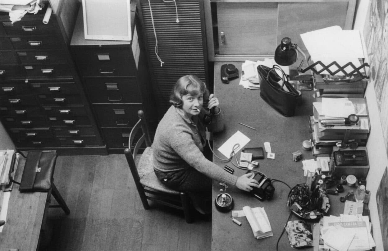 Sabine Weiss dans son atelier, 1955