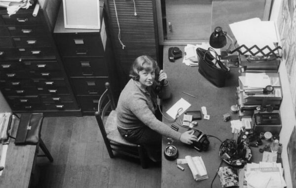 Sabine Weiss dans son atelier, 1955