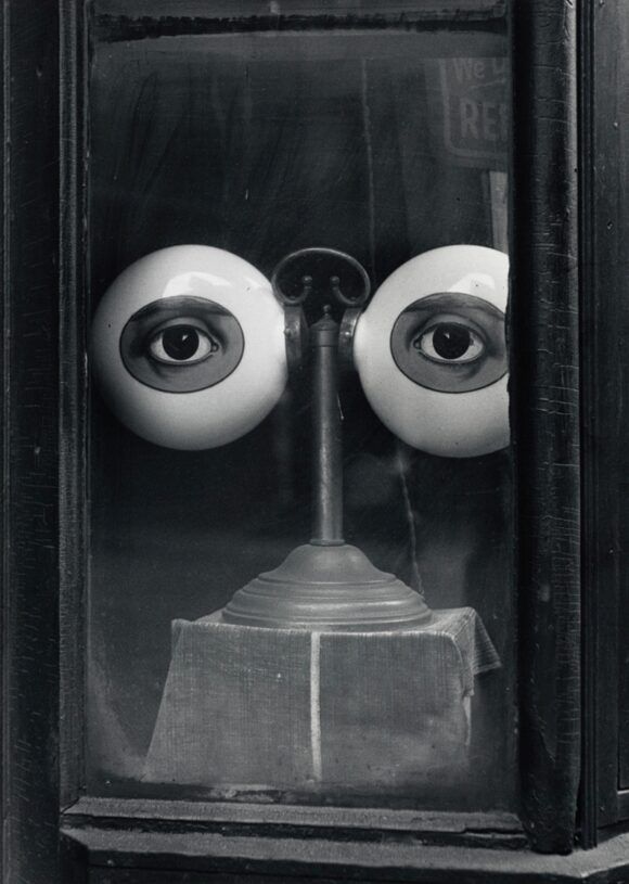 © Irving Penn / MEP 2020.025 - Optician’s Shop Window (B), New York, circa 1939