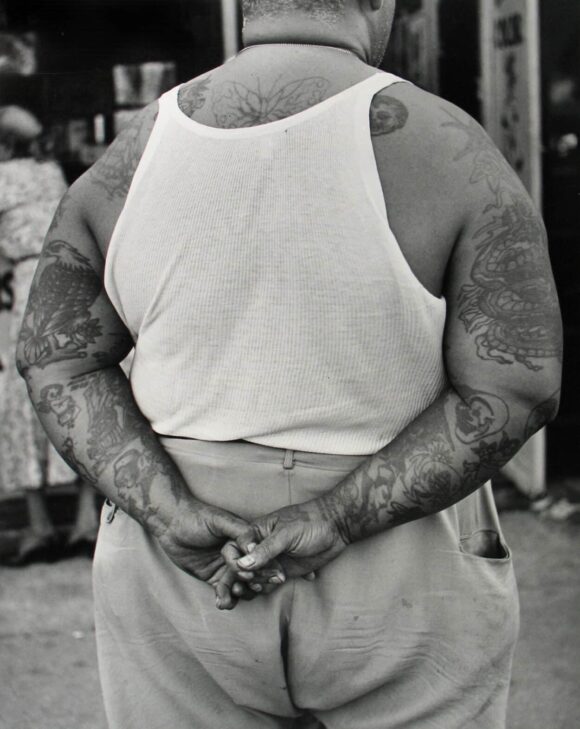 Leon Levinstein, Back Tattoo, c. 1965 © Estate Leon Levinstein / Courtesy Howard Greenberg Gallery, NY / Les Douches la Galerie, Paris
