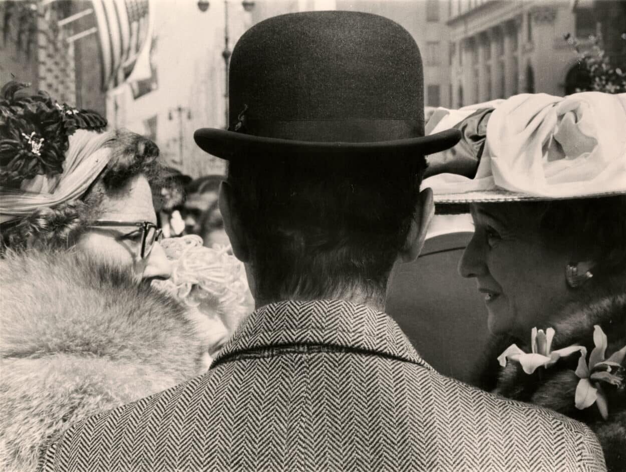 Leon Levinstein Fifth Avenue (man with two ladies), c.1959 Gelatin silver print, printed later c.1970 Annotated ”B-2” in pencil, and photographer’s credit stamp in black ink on print verso Print size: 10 7/8 x 14 inches © Estate Leon Levinstein / Courtesy Howard Greenberg Gallery, NY / Les Douches la Galerie