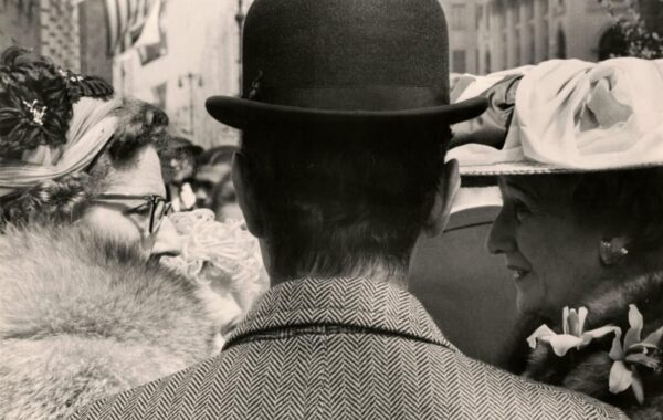 Leon Levinstein Fifth Avenue (man with two ladies), c.1959 Gelatin silver print, printed later c.1970 Annotated ”B-2” in pencil, and photographer’s credit stamp in black ink on print verso Print size: 10 7/8 x 14 inches © Estate Leon Levinstein / Courtesy Howard Greenberg Gallery, NY / Les Douches la Galerie