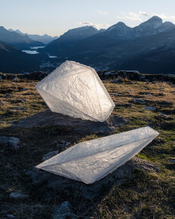 © Douglas Mandry, Installation on Muottas Muragl, Five glass sculptures, Edition 5, on show until August 2022.