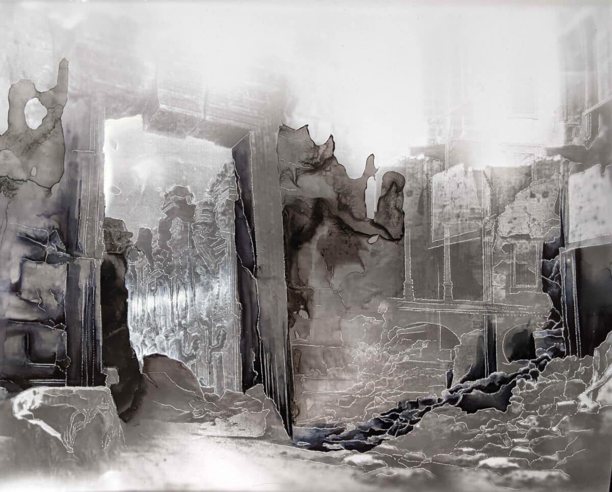 Guénaëlle de Carbonnières, série Creuser l’image Baalbek, porte, 2022 encre et gravure à la pointe sèche sur tirage argentique contrecollage sur aluminium, encadrement boîte et verre antireflet pièce unique - 27 x 32 cm