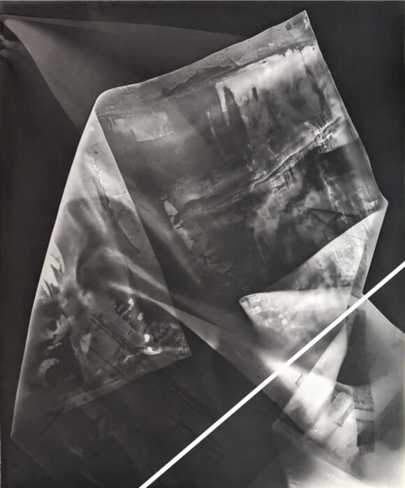 Guénaëlle de Carbonnières, Enveloppe, série Le temps voilé, 2023 photogramme fragmenté sur papier RC contrecollage sur aluminium, verre antireflet pièce unique - 50,8 x 61 cm