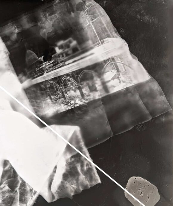 Guénaëlle de Carbonnières, Pierre, plis, série Le temps voilé, 2023 photogramme fragmenté sur papier RC contrecollage sur aluminium, verre antireflet pièce unique - 43 x 33 cm