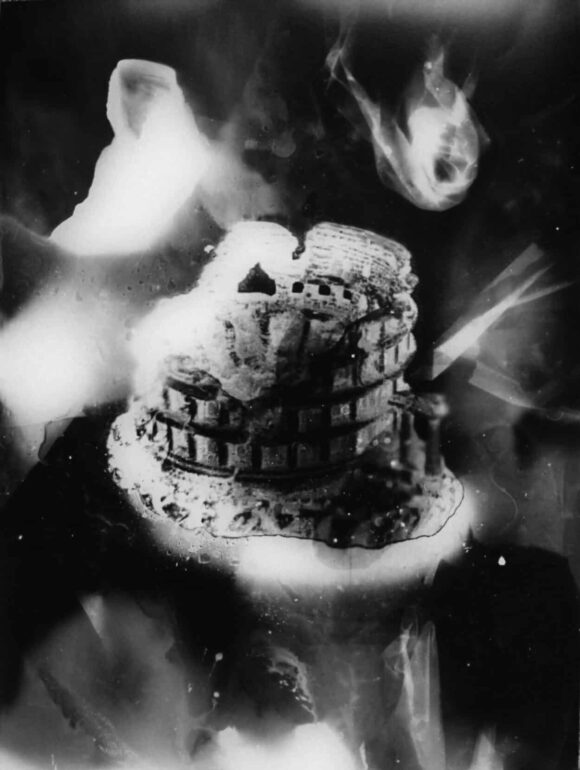 Guénaëlle de Carbonnières, série Submergées (ruines d’aquarium), 2021 Colisée tirage argentique par contact sur papier RC encadrement en métal blanc, verre antireflet tirage unique dans une édition de 3 - 40 x 30 cm
