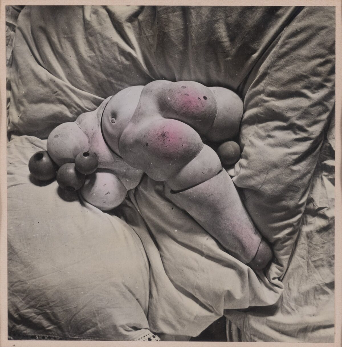 Hans Bellmer (1902-1975), La poupée, 1949, Tirage gélatino-argentique coloriée àl'aniline, Pièce unique13,5 × 14 cm, Estimation : 12 000 / 15 000 €