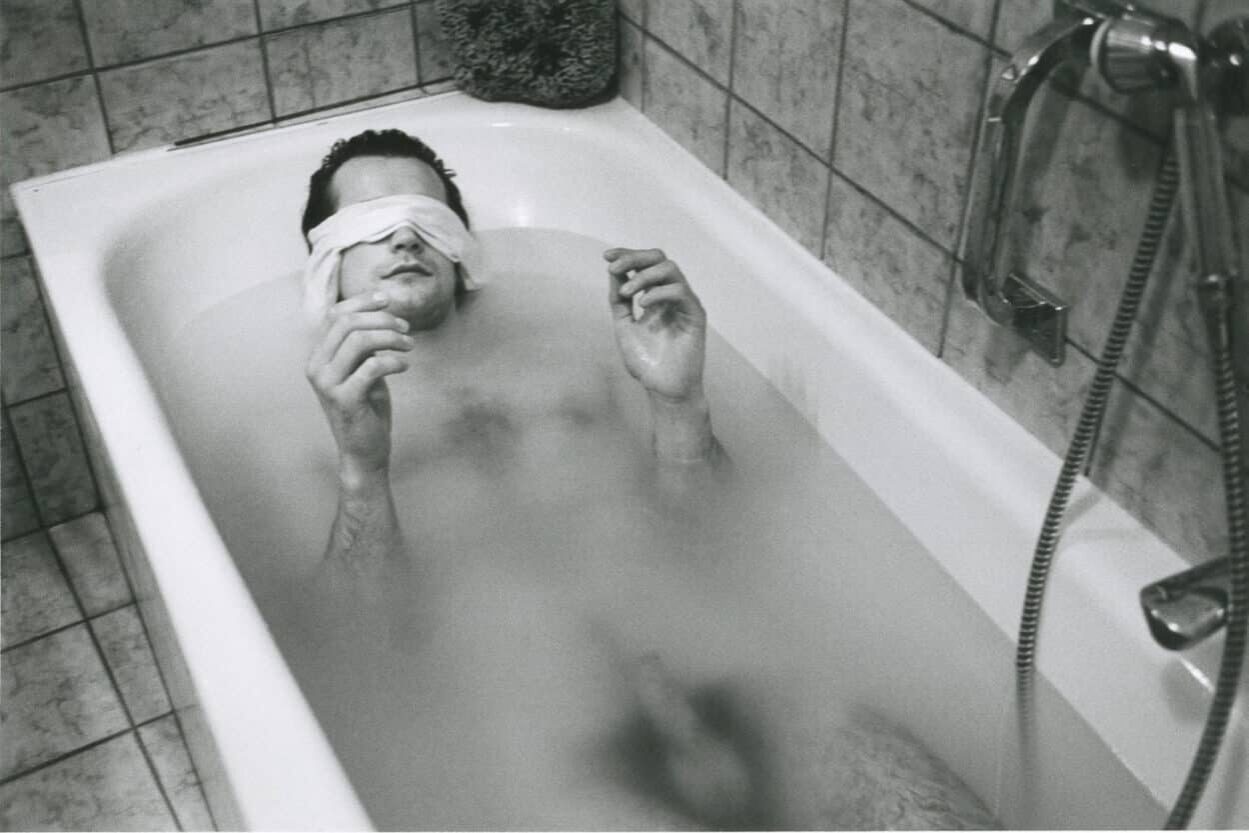 Thierry dans la baignoire, yeux bandés, Santa Caterina, n.d. © Hervé Guibert, Christine Guibert/Courtesy les Douches la Galerie