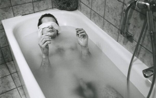 Thierry dans la baignoire, yeux bandés, Santa Caterina, n.d. © Hervé Guibert, Christine Guibert/Courtesy les Douches la Galerie