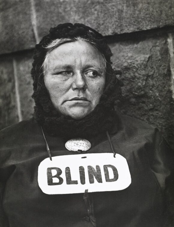 © Paul Strand, Blind Woman, New York, 1916 / Aperture Foundation Inc., Paul Strand Archive. Fundación MAPFRE Collections