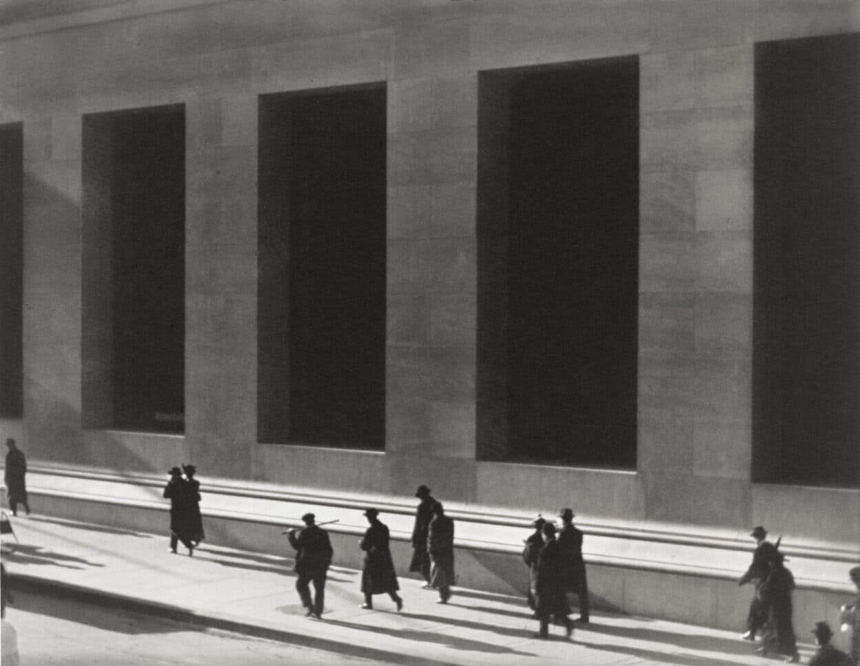 © Paul Strand, Wall Street, New York, 1915 / Aperture Foundation Inc., Paul Strand Archive. Fundación MAPFRE Collections