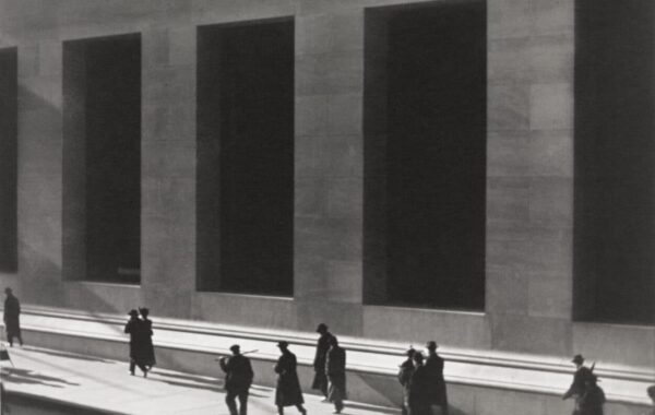 © Paul Strand, Wall Street, New York, 1915 / Aperture Foundation Inc., Paul Strand Archive. Fundación MAPFRE Collections