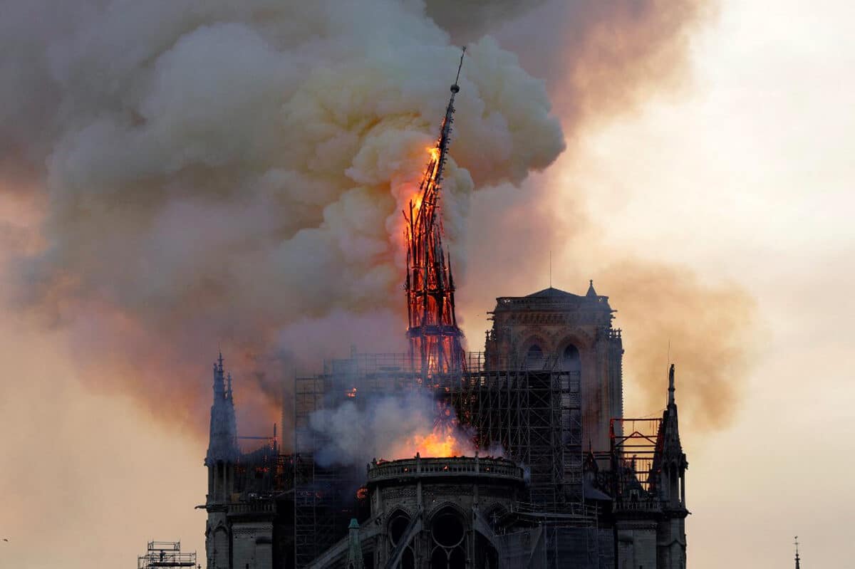 Paris, 2019. La cathédrale Notre-Dame de Paris en feu / Photo by Geoffroy van der Hasselt