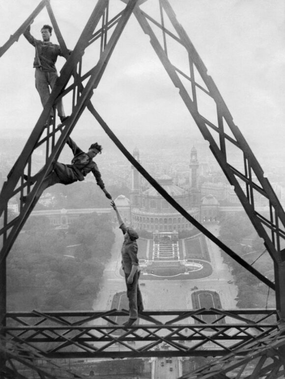 Paris, années 1930. Travailleurs acrobatiques sur la Tour Eiffel, en face de la place du Trocadéro