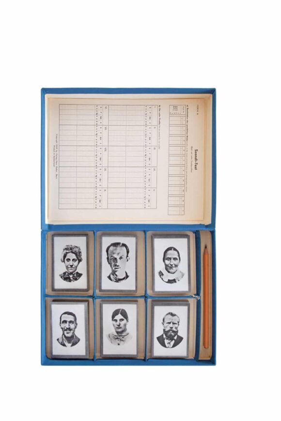 Boîte du Szondi-Test, Expérimentelle Trierdiagnostik, Berne, Hans Huber Verlag, 1949, collection particulière, Paris. 