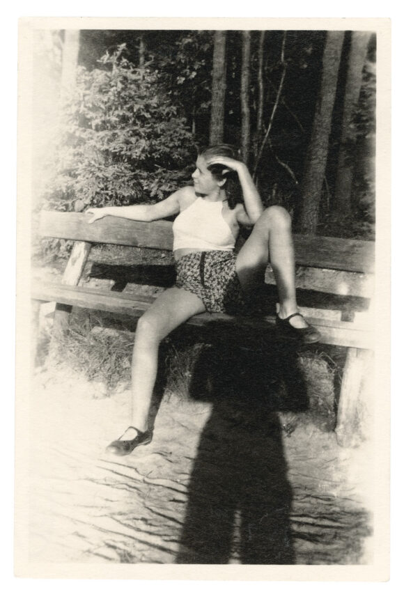 Jeune femme sur un banc, Photographe amateur anonyme, France, année 1960, épreuve gélatino-argentique, collection particulière, Paris. 