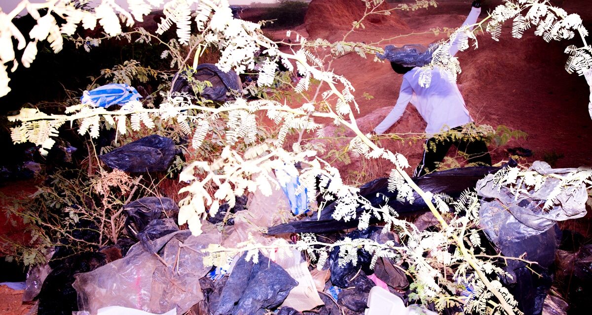 © Philippe et Jacques, Rouge précaire, 2023 / Courtesy of the artist and Biennale photographique de Ouagadougou (PHOTOSA)
